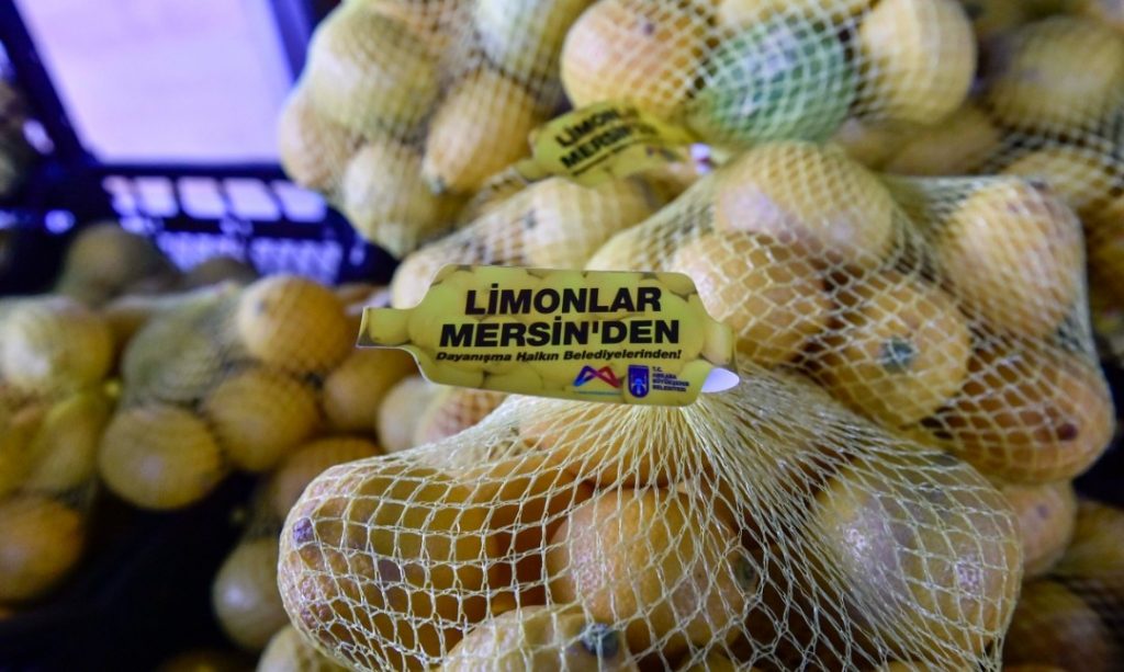 İYİLİK BULAŞICIDIR: ABB MERSİNLİ LİMON ÜRETİCİLERİNDEN ALINAN LİMONLARI BAŞKENTLİ SOSYAL YARDIM ALAN AİLELERE ULAŞTIRDI