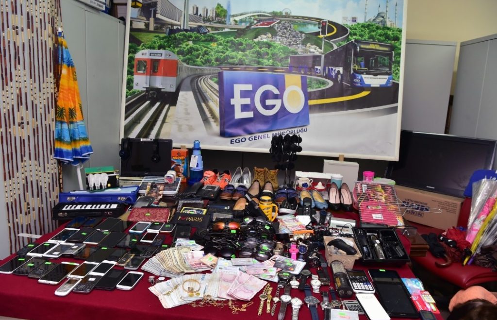 EGO TOPLU TAŞIMA ARAÇLARINDA UNUTULAN EŞYALARI SATIŞA ÇIKARIYOR
