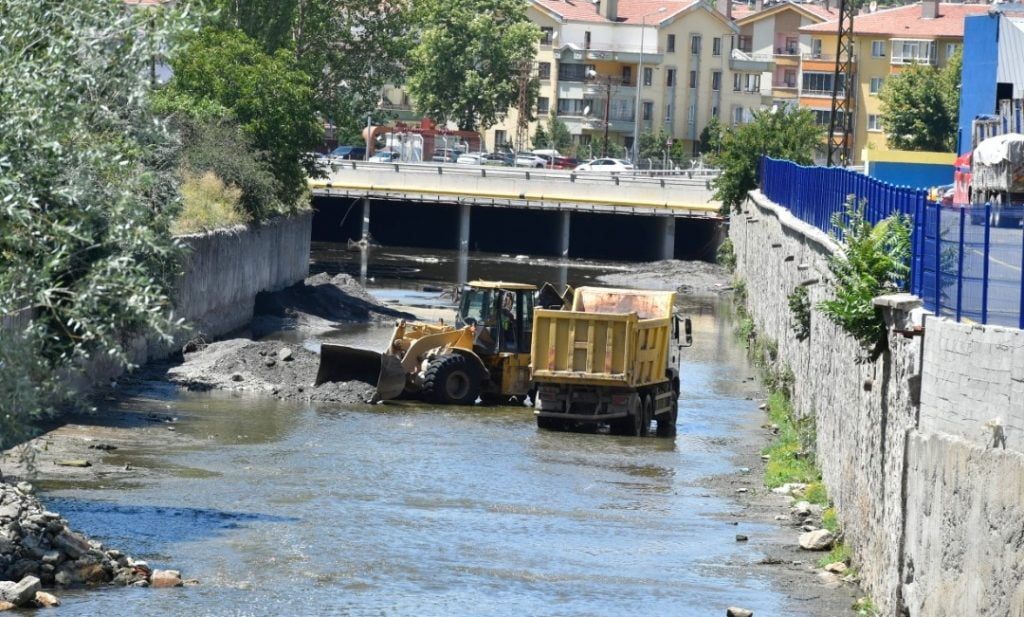 ASKİ’DEN ANKARA ÇAYI’NDA KURBAN ATIĞI VE ÇÖP TEMİZLİĞİ