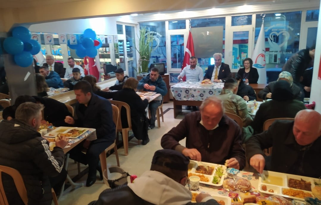 İş İnsanı Hüseyin YÖRÜK “Sevgi ve İyilik Derneği”nde İftar Yemeği Verdi ...