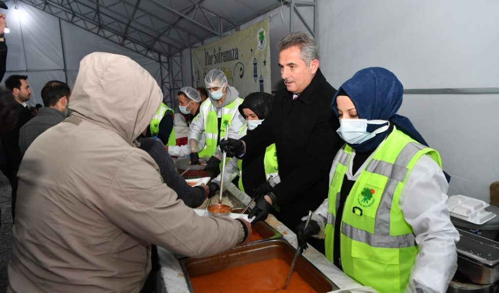 İftar Çadırlarımızdaki Ramazan Sevinci Görülmeye Değer Mamak Belediye Başkanı Murat Köse, iftar çadırında yemek dağıttı