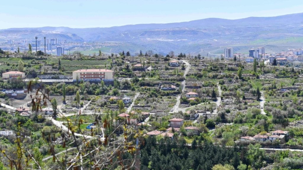 ANKARA BÜYÜKŞEHİRİN KENTSEL DÖNÜŞÜM ALANLARINDA HAFRİYAT TEMİZLEME ÇALIŞMALARI DEVAM EDİYOR
