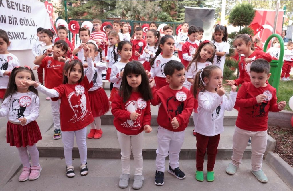 ÇANKAYALI MİNİKLERDEN İŞARET DİLİ İLE ATATÜRK SEVGİSİ