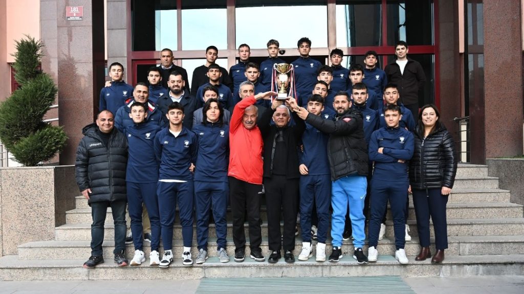 Şampiyon Takım Kupayı Başkan Şahin’e Taktim Etti