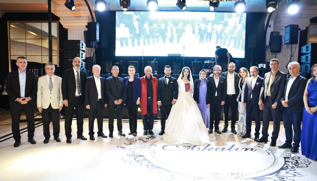 Mamak Belediye Başkanı Veli Gündüz Şahin, Nikah Merasiminde Genç Çifte Mutluluk Diledi