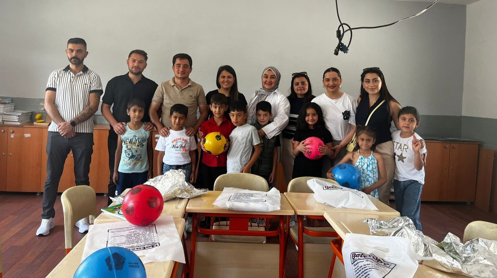 Mamak CHP Gençlik Kolları, Kızılcaköy’de Öğrencilerin Karne Sevincine Ortak Oldu