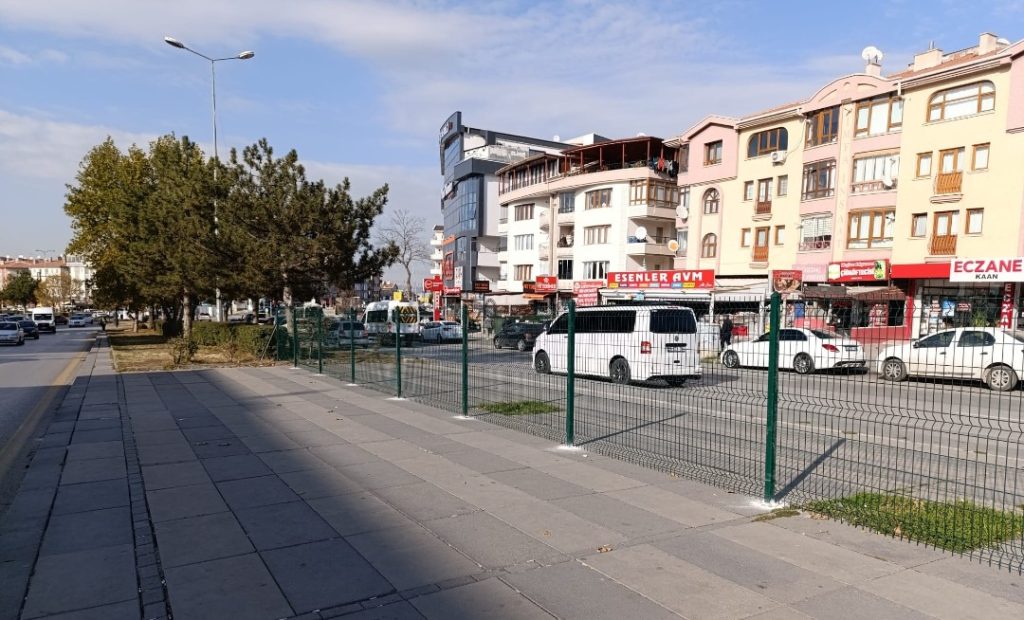 Natoyolu Caddesi’ndeki Yaya Geçişinin Kapatılması Tepki Çekti: “Bir Açıklaması Vardır Elbet”