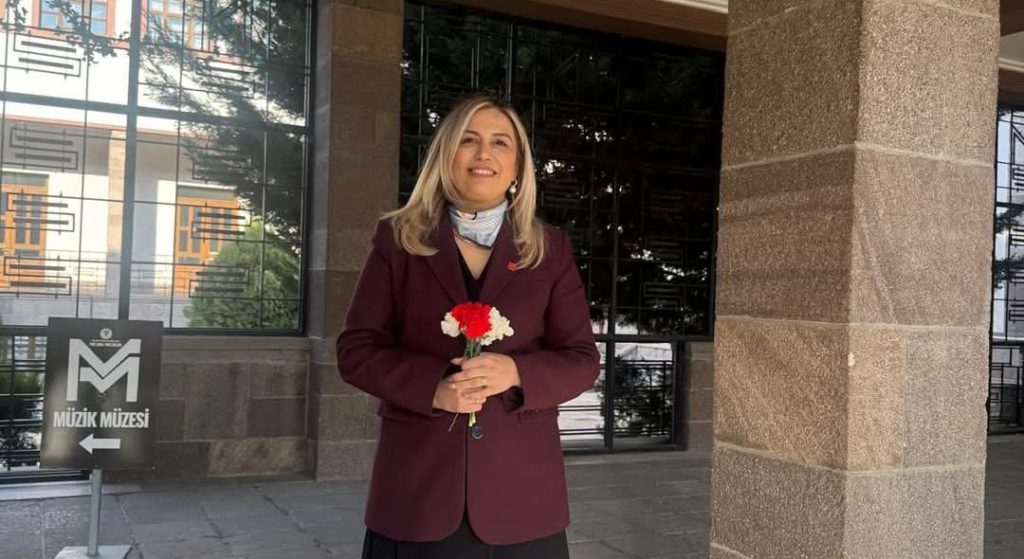 Sibel Emre: “1 Mart’taki Bağımsızlık Duruşunu Unutmadık”